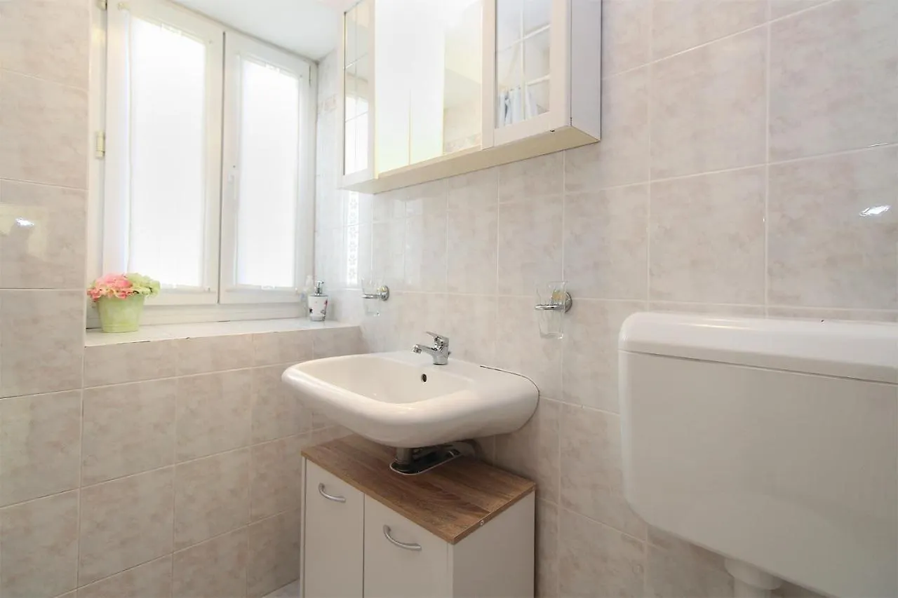 Apartment Leona 2216 Premantura